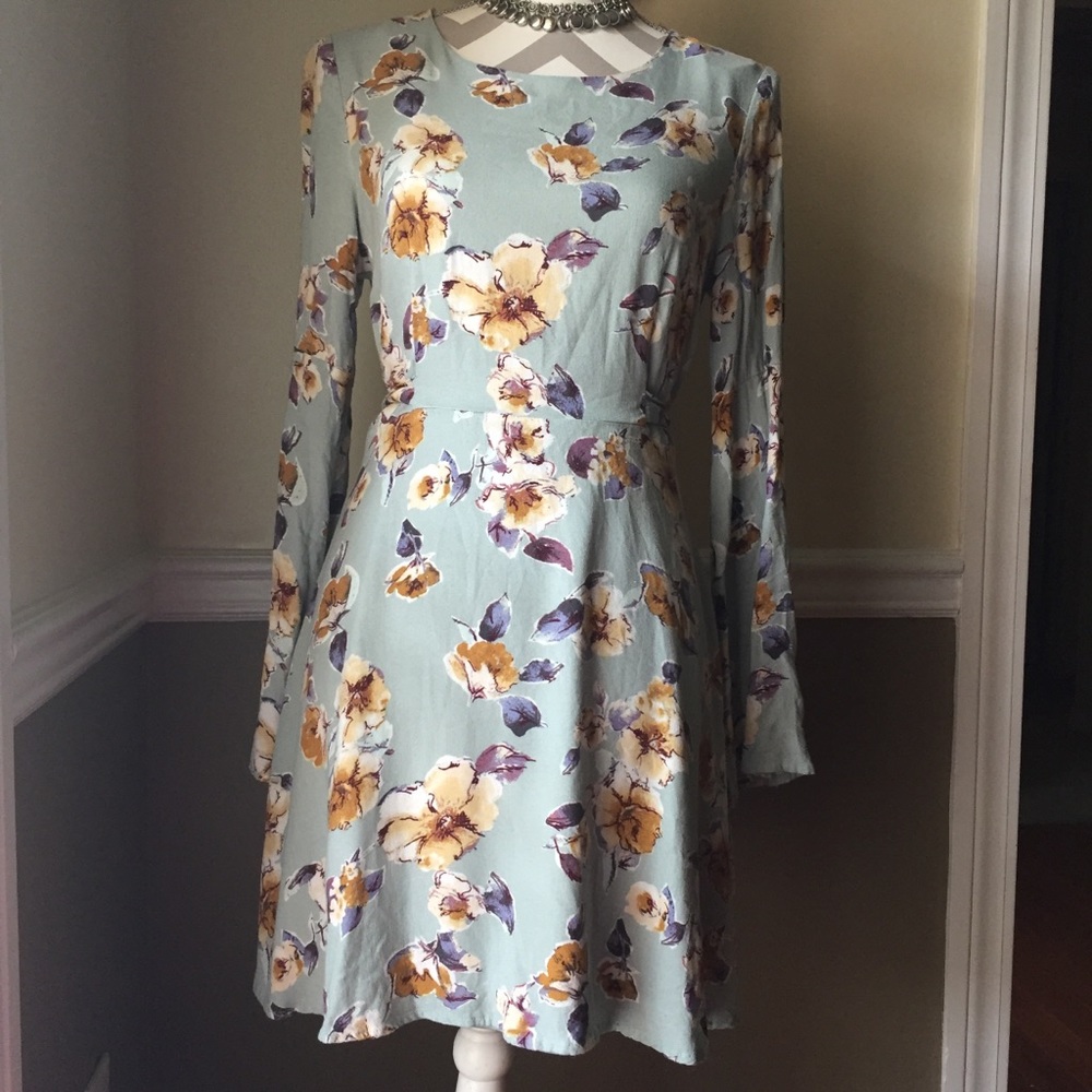 Cute floral bell sleeve open back dress